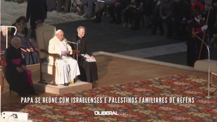 Papa se reúne com israelenses e palestinos familiares de reféns