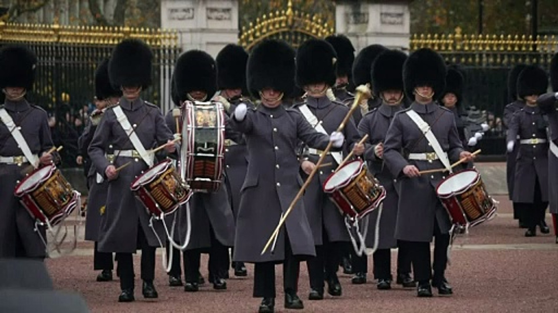 Video. Changing of the Guard play PSY's 'Gangnam Style' and BLɅϽKPIИK's  hits