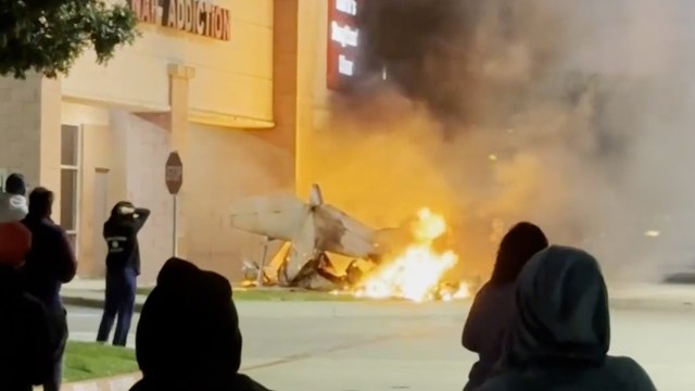 Un avion se crash près d’un centre commercial au Texas, le pilote décédé