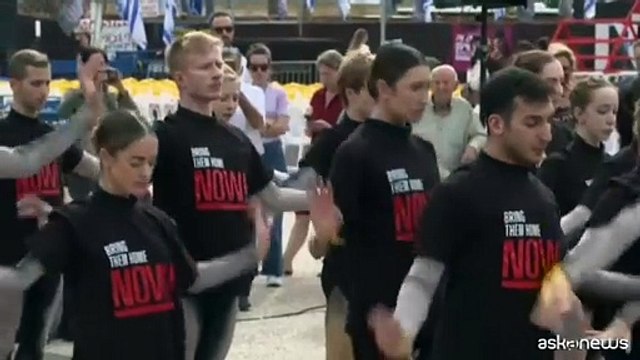 Medio Oriente, ballerini danzano a Tel Aviv per il rilascio degli ostaggi