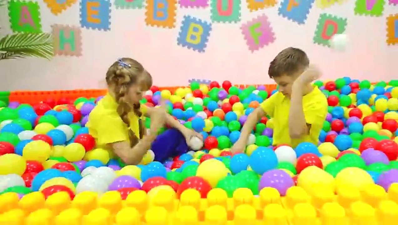Diana and Roma Play ABC Game  with Oliver