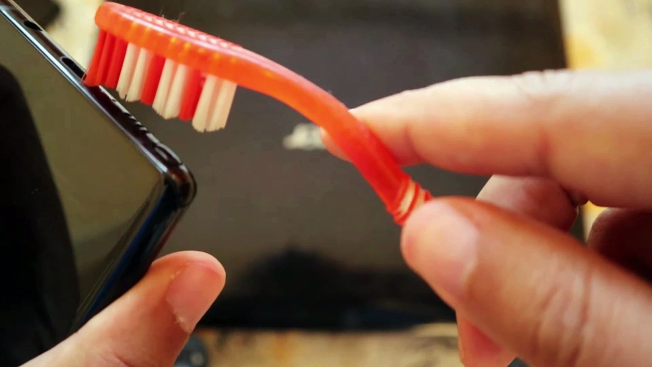 حل مشكلة تم اكتشاف رطوبة في منفذ الشحن moisture...