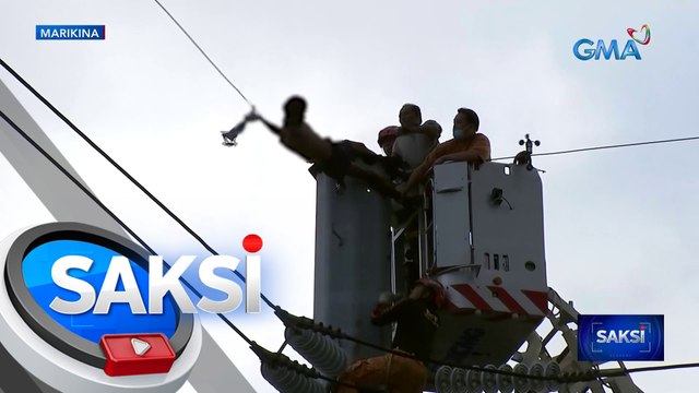 Lalaki, umakyat at nanatili sa poste nang mahigit 24 oras; suplay ng kuryente at trapiko, naapektuhan | Saksi