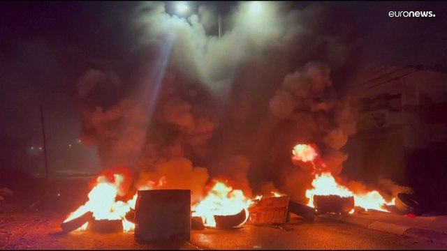 شاهد: فلسطينيون يحرقون إطارات بالقرب من سجن عوفر قبل الإفراج عن سجناء