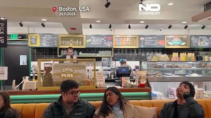 Fãs da série "Friends" matam saudades no recém-inaugurado café Central Perk em Boston