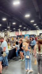 Il fidanzato le regala un ciondolo con sangue all'interno - 'Stregoneria'