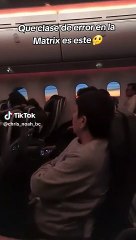 Pasajeros de avión se asombraron al ver de día por una ventana y de noche por otra: "Entre dos mundos"