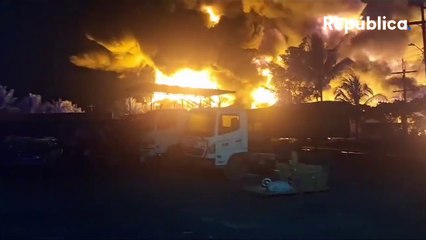Bomberos usan grúa para apagar incendio en Escuintla