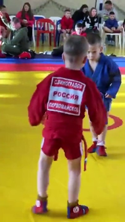 Ce gamin ne rigole pas quand il s'agit de lutte