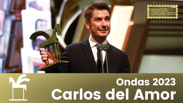Me duele el pecho de amor por ellos : así ha sido la dedicatoria de Carlos del Amor al recoger su Ondas a mejor presentador