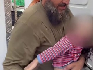 Gazzeli dede, 2 yaşında öldürülen torununa son kez sarıldı