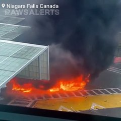 Download Video: Une voiture explose avec à la frontière entre les Etats-Unis et le Canada  -  Au moins 2 morts - Il pourrait s'agir d'une tentative d'attentat