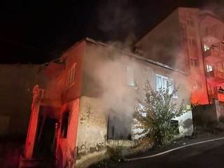 Sivas'ta İkinci Katlı Apartmanın Birinci Katında Yangın Çıktı
