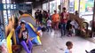 Centenares de migrantes convierten en albergue estaciones de un transporte público en Honduras