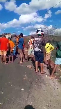 Caminhão capota e deixa homem ferido em Palmeira dos Índios