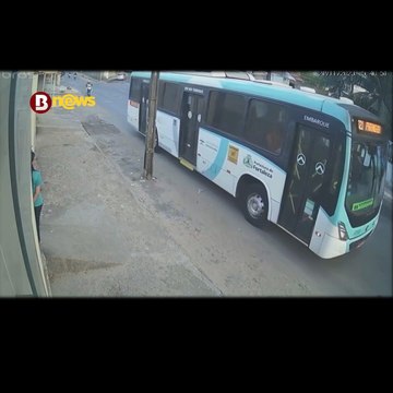 VÍDEO: Bandidos são atropelados e mortos por policiais após assalto; assista