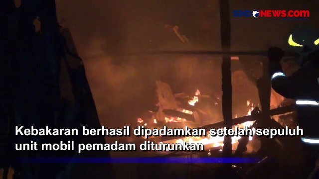 Puluhan Lapak Pengepul Barang Bekas di Cengkareng Hangus