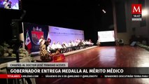 Rutilio Escandón entrega Medalla al Mérito Médico Chiapas 2023 al doctor José Trinidad Aceves