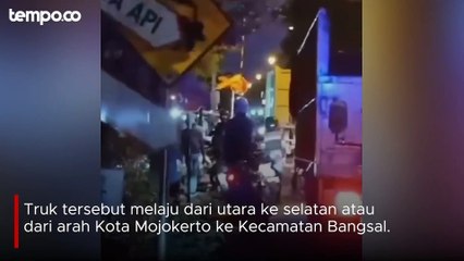 Tiba-tiba Mogok, Dump Truck Hancur Usai Dihantam Kereta di Mojokerto