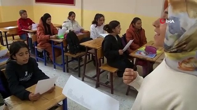 Eşini ve çocuklarını depremde kaybedip bacağı ampute olan Zeynep öğretmen, öğrencileriyle hayata tutundu
