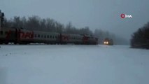 İki tren kafa kafaya çarpıştı: 25 yaralı