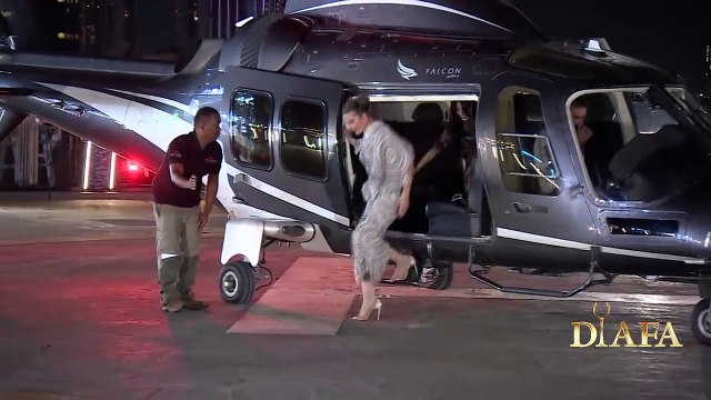 باميلا الكيك تصل على متن طائرة هليكوبتر الى مهرجان ضيافة