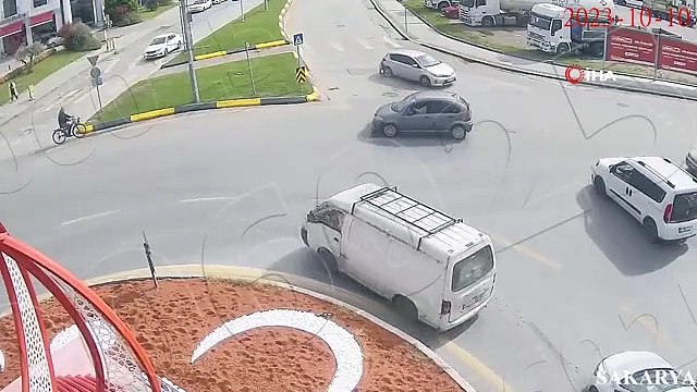 Sakarya'da dikkatsizlik ve kural ihlalleriyle meydana gelen trafik kazaları kamerada
