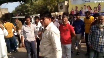 रतलाम: दो पहिया वाहन चालक को बिना हेलमेट पहने रोका, तो किया हंगामा