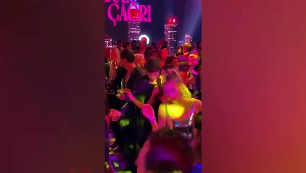 Kıvanç Tatlıtuğ ve Beren Saat filmlerinin galasında eşleriyle dans etti