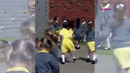 Yürekleri ısıtan görüntü! Yeni protez bacağını arkadaşlarına...