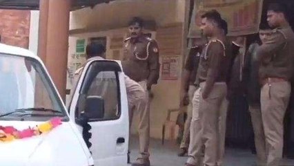 Télécharger la video: झांसी: युवक ने महिला की पीट-पीटकर की हत्या,घटनास्थल पर पहुंचे पुलिस अधिकारी