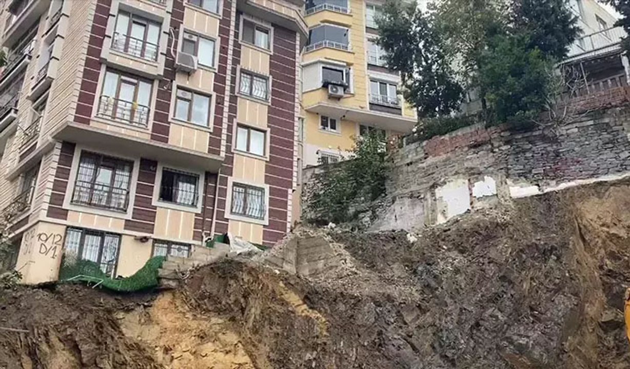 İstanbul'da göçük paniği! Toprak kayması sonrası 2 bina tahliye edildi