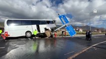 Taylandlı turistleri taşıyan tur otobüsü kaza yaptı