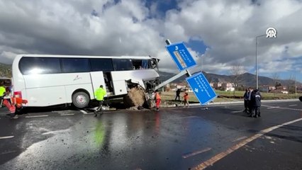 Tải video: Taylandlı turistleri taşıyan tur otobüsü kaza yaptı