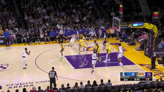 Luka defendido por dos, con LeBron a 3 metros y le hace esto: la risilla floja del narrador lo dice todo