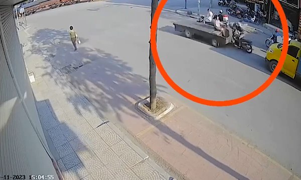 Ô tô tự chế vào cua mất kiểm soát tông loạt xe máy đang chờ đèn đỏ