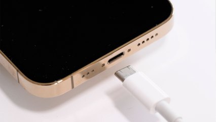 Handy lädt nicht richtig: Wie reinigt man die Ladebuchse seines Handys?