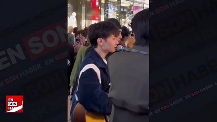 Kediyle düet yapan sokak sanatçısı