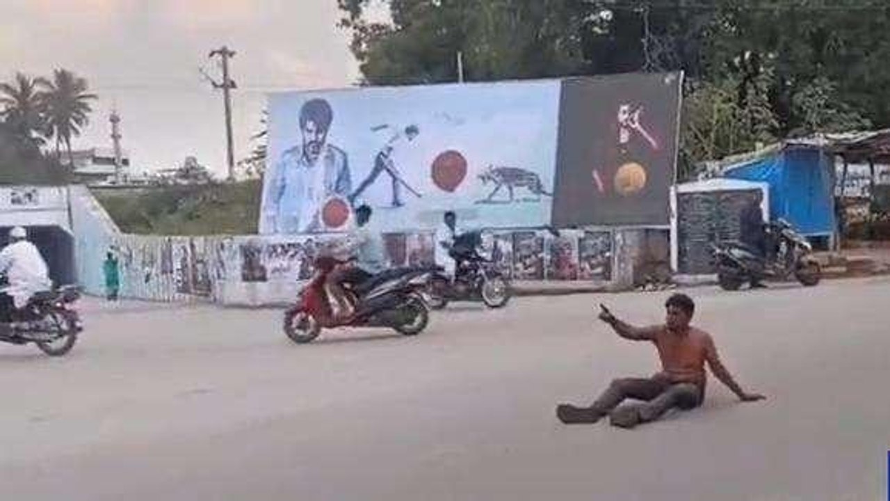 చిత్తూరు జిల్లా: మద్యం మత్తులో నడిరోడ్డుపై యువకుడు వీరంగం