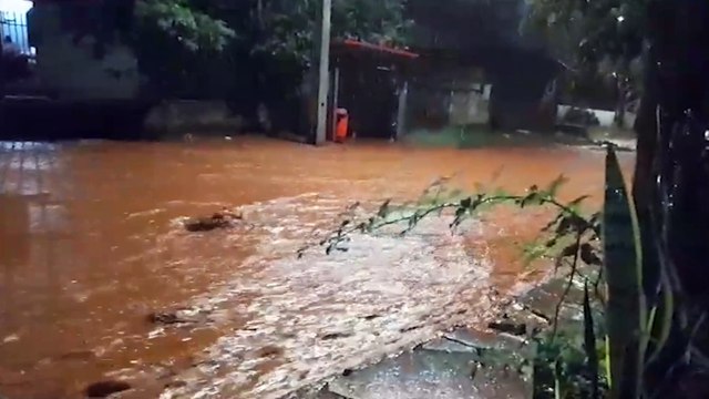 Temporal provoca novos alagamentos no Jardim Melissa, em Cascavel