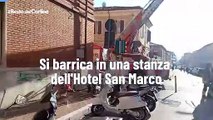 Si barrica in una stanza dell'Hotel San Marco