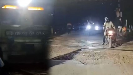 রেলগেট খুলে রেখে ঘুমিয়ে পড়লেন গেটম্যান! আচমকাই চলে এল ট্রেন, কী হল তারপর?