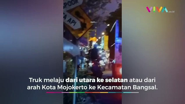 NGERI! VIDEO Dump Truck Tertabrak Kereta Api di Mojokerto