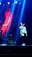 Fans Sing Along to Alanis Morissette's Iconic 'Ironic' Performance at MOA Arena 🎤