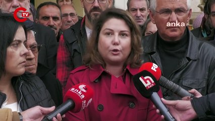 Video herunterladen: Çorlu tren faciası davası ertelendi... Oğlunu kaybeden Mısra Öz feryat etti: 'Katiller belli!'