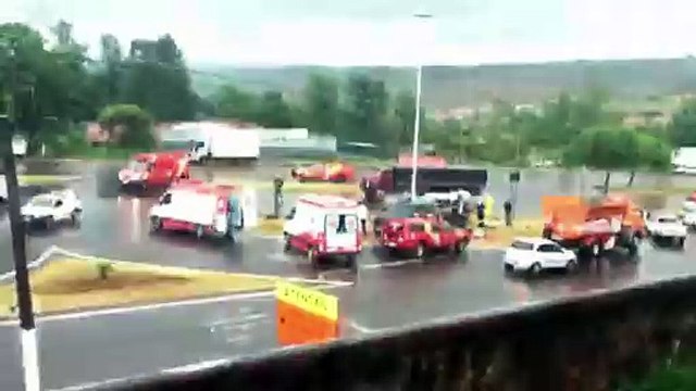 Acidente entre carro e caminhão deixa vítima presa nas ferragens