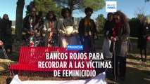 Marsella rinde homenaje a las víctimas de feminicidio con cinco bancos rojos