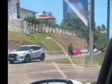 Homem foge de guardas municipais em meio a Estrada do Coco