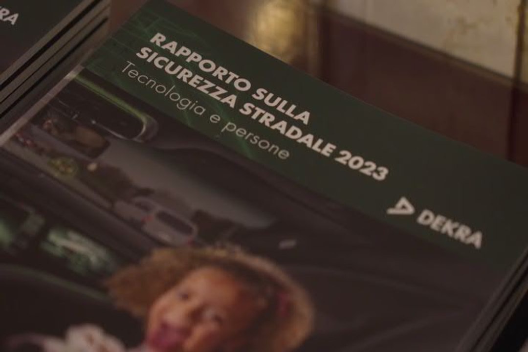 Incidenti stradali, smartphone alla guida è la prima causa - Video