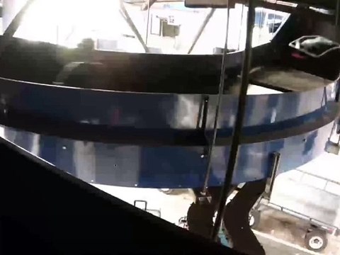 Ce gamin fait un tour de manège gratuit à l'aéroport... adieu